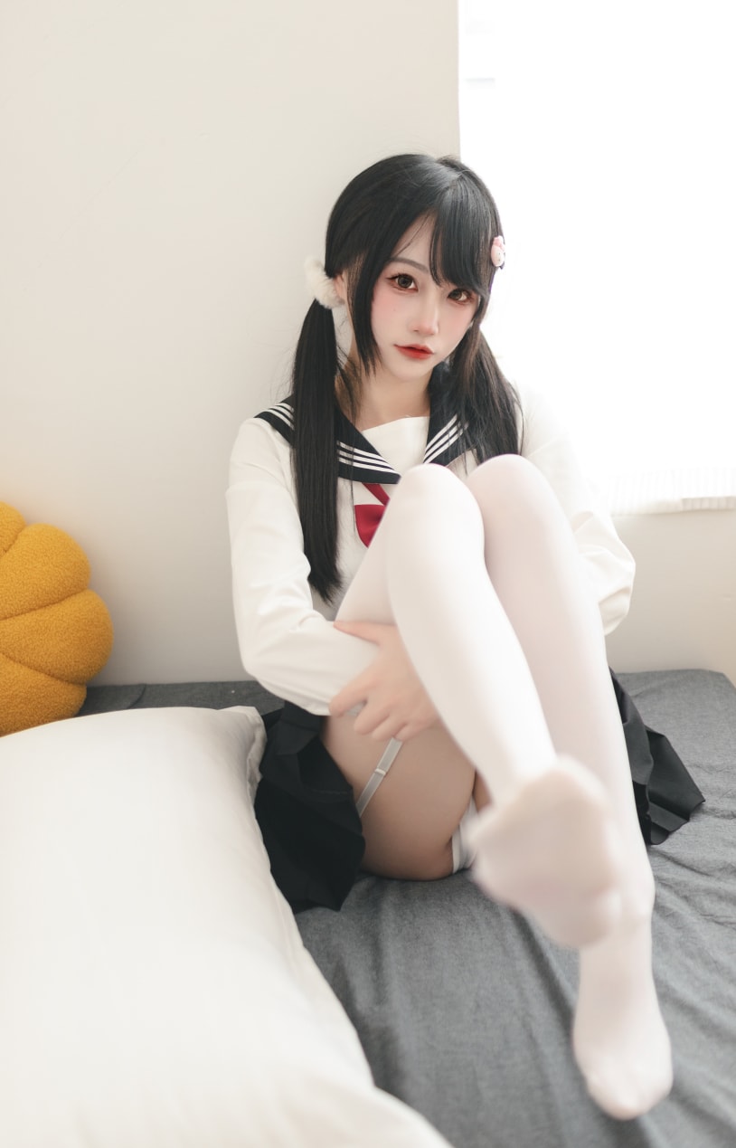 嗷呜酱 – 水手服图片作品下载