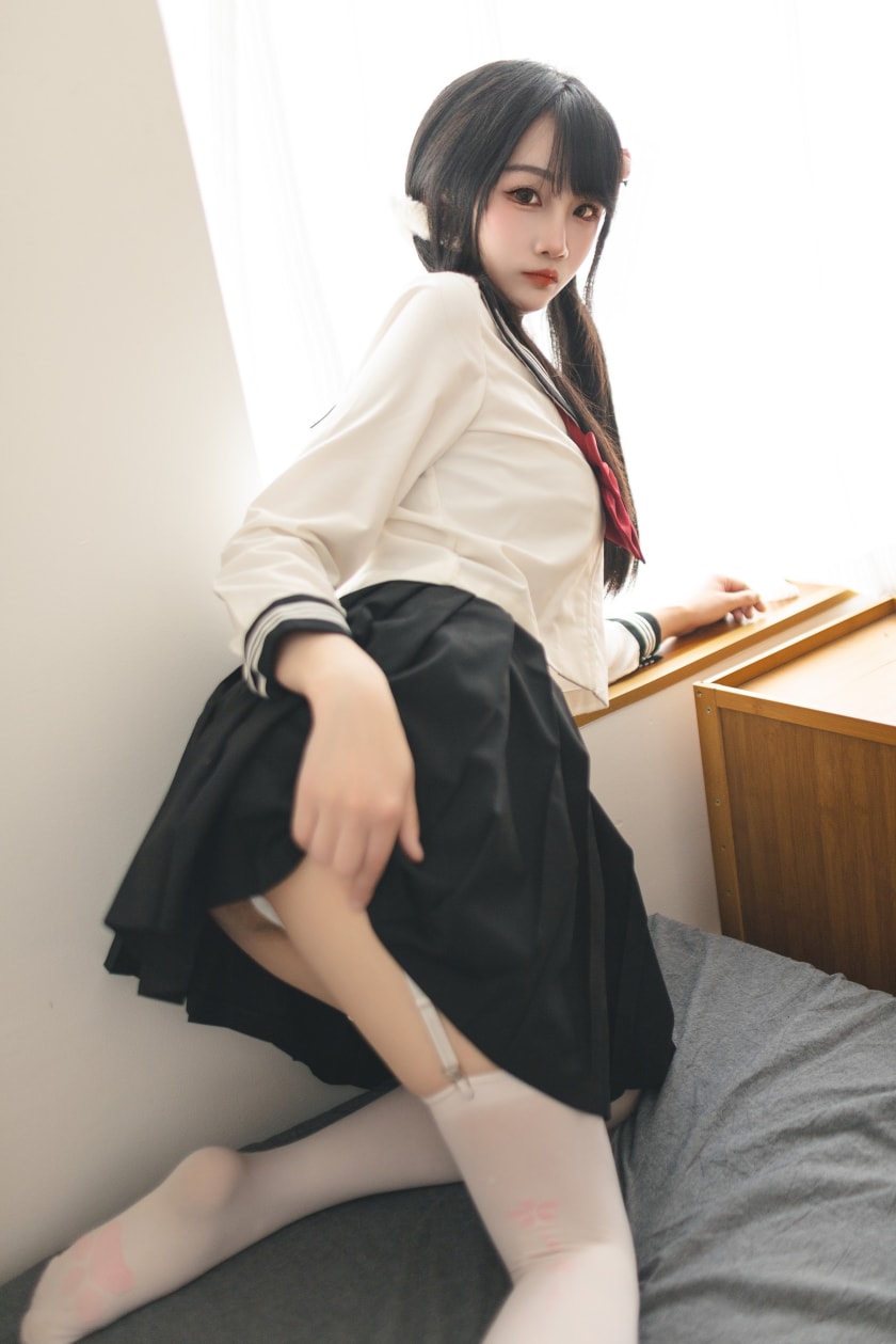 嗷呜酱 – 水手服图片作品下载