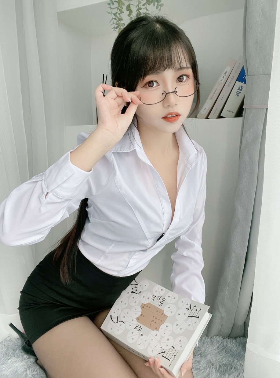 不呆猫-黑斯包臀OL美丽的图片分享