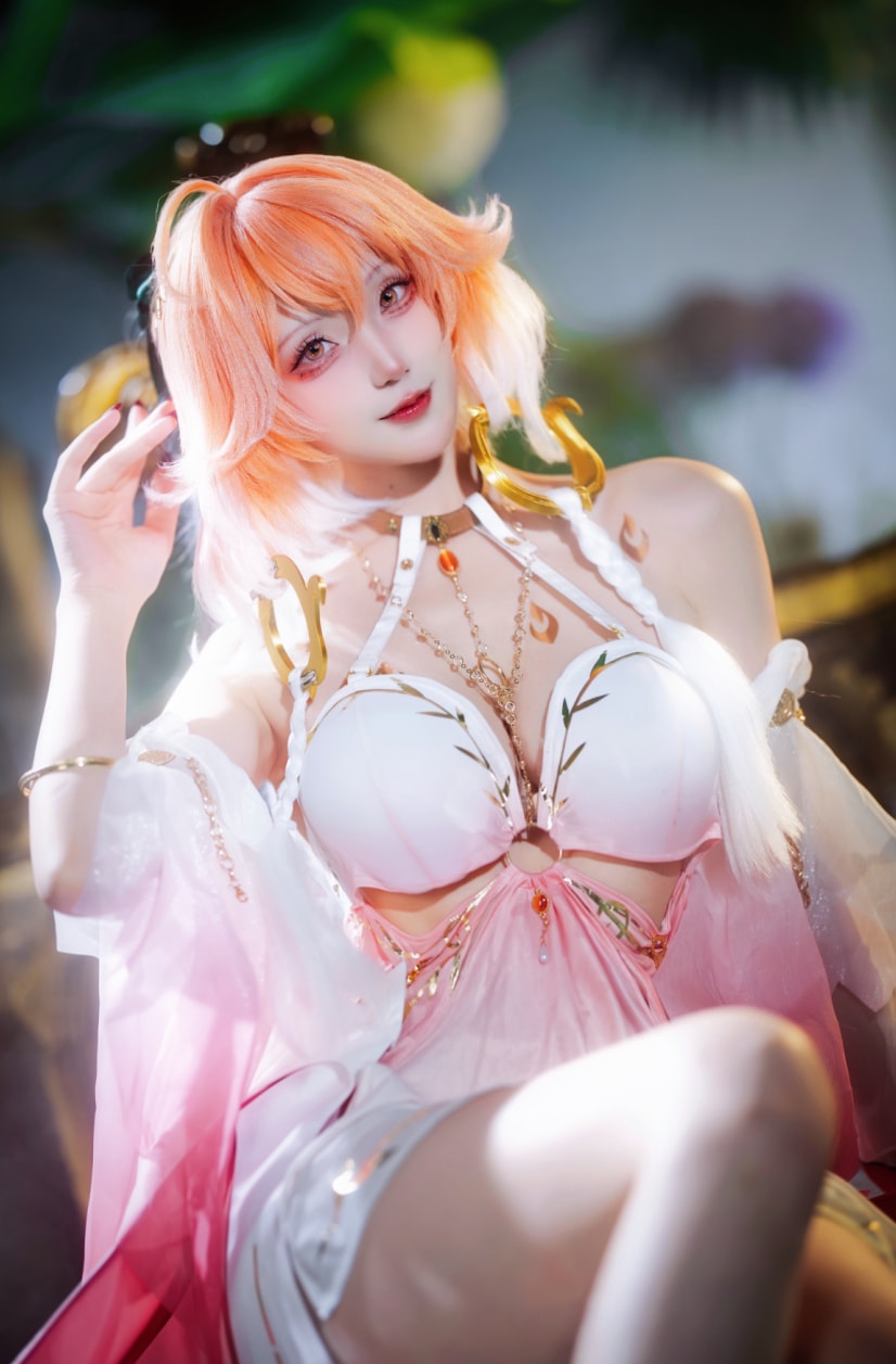 是夙卿呀-长离泳装美丽的女生cos图片