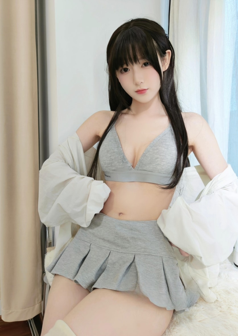 迷之呆梨(发条少女) – 超短短裙微博照片