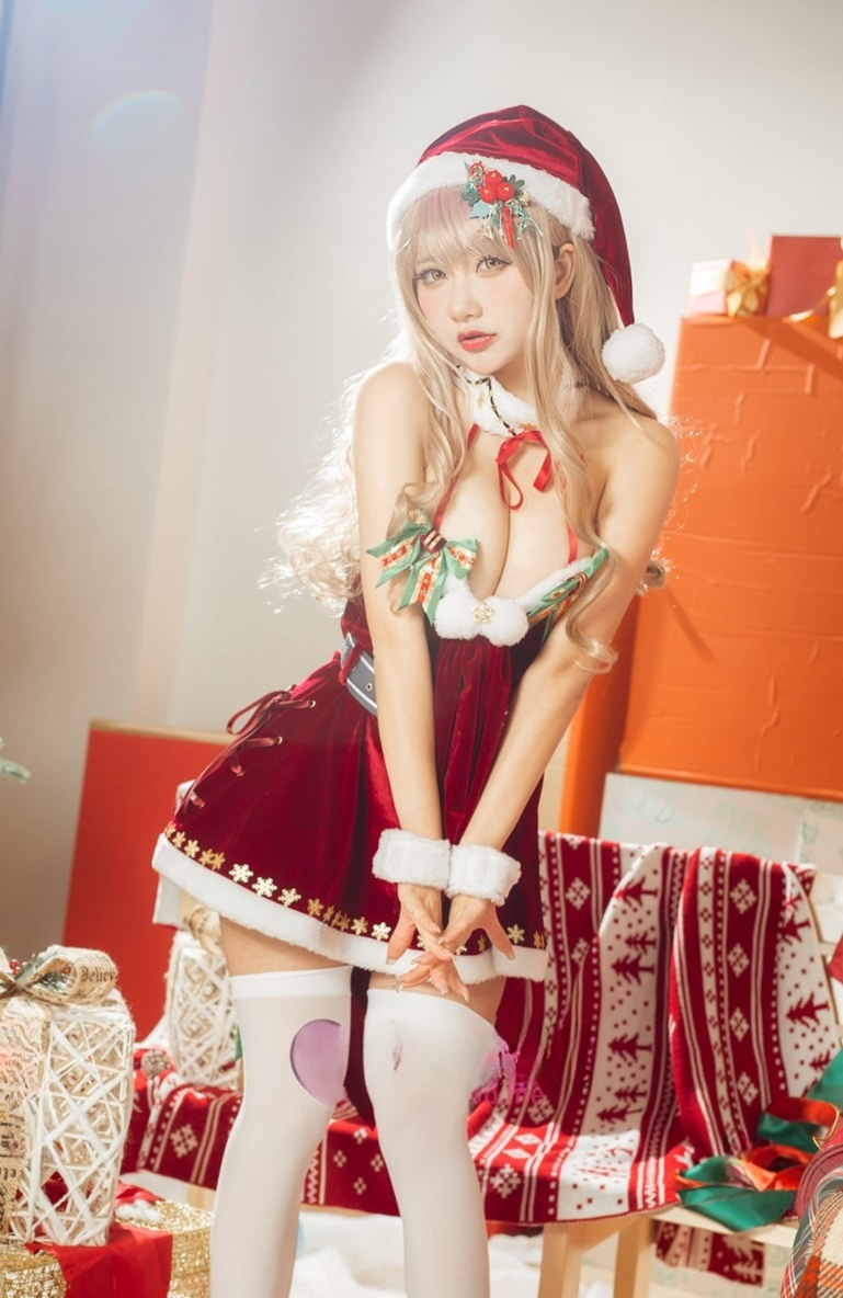 是一只熊仔吗-Nikke胜利女神 艾玛圣诞cos图片欣赏